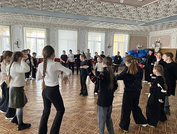 Культорганизатор РДК Карина Березина провела детскую игровую программу «Космическое путешествие», посвящённую Дня космонавтики