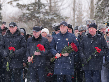 В День защитника Отечества в Парке Победы губернатор Роман Бусаргин возложил цветы к Вечному огню и памятнику землякам, погибшим в локальных войнах