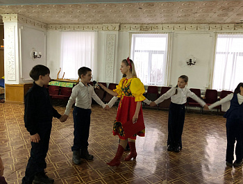 культорганизатор РДК Карина Березина провела познавательно-игровую программу «Народные забавы»