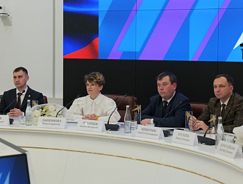 Роман Бусаргин наградил лучших преподавателей саратовских вузов