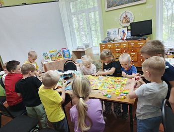 «Приглашаем всех читать, фантазировать, играть»                                  Литературно-игровая программа