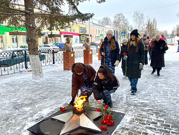 В преддверии Дня защитника Отечества в Базарном Карабулаке прошла церемония возложения цветов