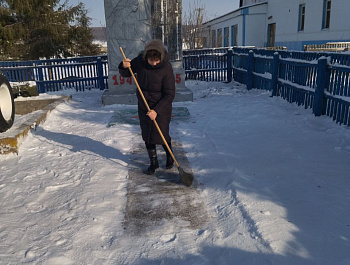 Администрацией Яковлевского МО была организована очистка  памятников и мемориалов от снега на территории всего муниципального образования