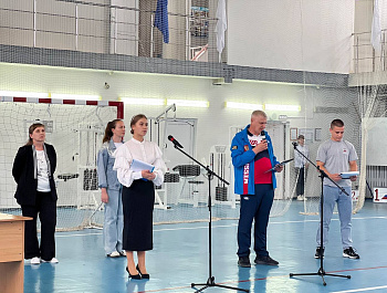 Начальник управления образования Е.Н. Симонова приняла участие в праздничной линейке детско-юношеской спортивной школы Базарного Карабулака 