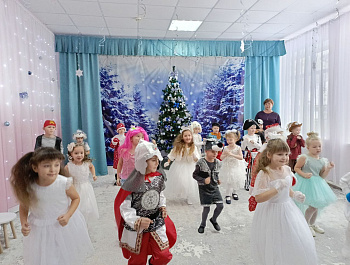 Алексеевский детский сад, признанный в этом году одним из лучших дошкольных образовательных учреждений области и получивший штандарт губернатора, сегодня наполнился особой атмосферой чуда