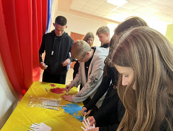 В рамках работы по антитеррористическому просвещению, культорганизатор РДК Карина Березина провела акцию, участники которой изготовили плакат "МОЛОДЁЖЬ ПРОТИВ ТЕРРОРА!"