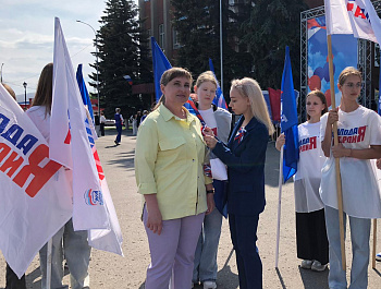 В рамках празднования Дня России, культорганизатор РДК Карина Березина провела акцию по раздаче ленточек, которые по цветовой гамме аналогичны флагу России