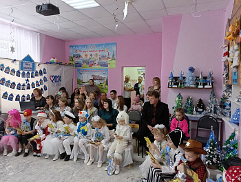 Алексеевский детский сад, признанный в этом году одним из лучших дошкольных образовательных учреждений области и получивший штандарт губернатора, сегодня наполнился особой атмосферой чуда