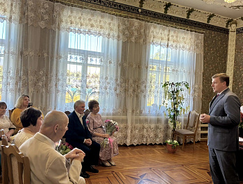 Глава района Андрей Кушнарев поздравил семьи Пугачёвых и Беспаловых с изумрудной и золотой свадьбой