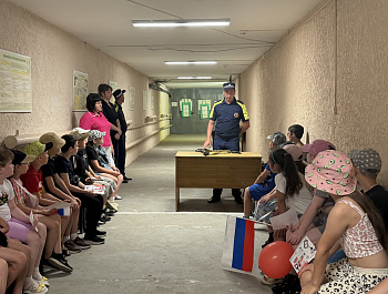 В Базарном Карабулаке школьники поздравили сотрудников Госавтоинспекции с юбилеем службы