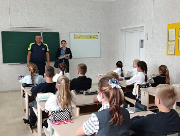 Профилактическая беседа инспектора ГИБДД со школьниками на тему: «Дорожные знаки»
