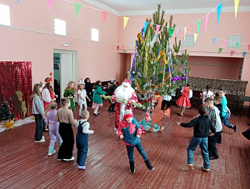 21.12.25г Большечечуйский СДК пригласил  детей и их родителей на новогоднее представление "Баба Яга и молодильное яблоко"