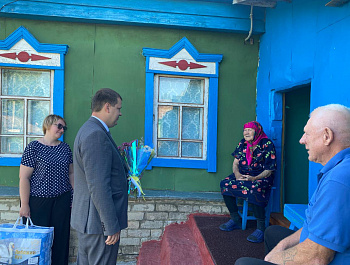 Врип главы района А. Д. Курочкин навестил труженицу тыла М. В. Горухину из села Арбузовка