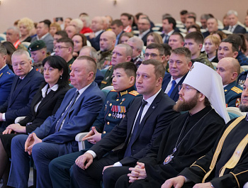 В Правительстве Саратовской области прошло торжественное мероприятие, посвященное Дню Конституции. Губернатор Роман Бусаргин поздравил присутствующих с этим важным государственным праздником