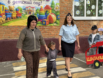 Сотрудники Госавтоинспекции провели для дошкольников акцию «Шагающий автобус» 
