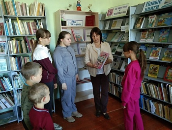 «С Днем библиотек!»                                                                                          Поздравление от участников детского клуба «Растем вместе с книгой»