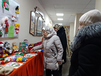 «Мягкое» чудо своими руками»                                                                               Выставка вязаных игрушек ивановских мастериц                                         Г.П. Наумовой и  Е. М. Куликовой