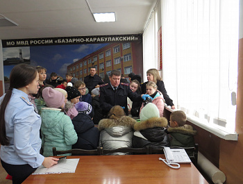 Сотрудники Госавтоинспекции провели экскурсию в отделе полиции для ребят из школы СОШ №1 р.п. Базарный Карабулак