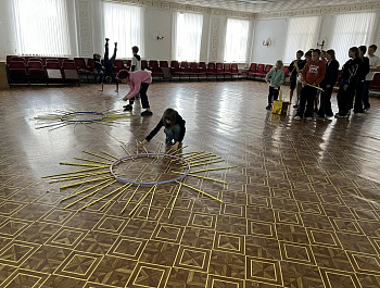 Культорганизатор РДК Карина Березина провела для детей 4-й смены оздоровительного комплекса «Ласточка» финальную летнюю развлекательно-игровую программу «Семицветик дружбы» 