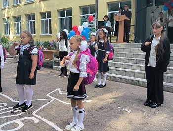 Врип начальника управления образования Дарья Лобачёва приняла участие в торжественной линейке, посвящённой Дню знаний, в школе с. Липовка
