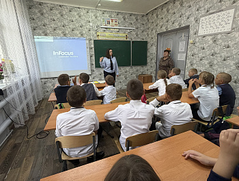 Инспектор по пропаганде провела в коррекционной школе профилактическую беседу со школьниками