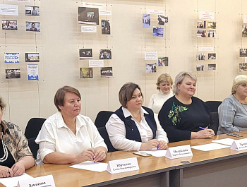 Глава района Наталья Трошина встретилась с выпускниками нашего района, которые заключили целевые договора на обучение и в скором времени вернуться в школы нашего края, обучать молодое поколение
