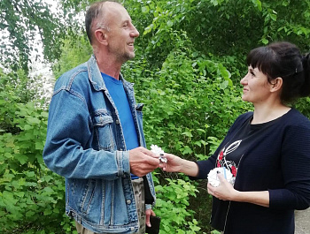 Пожми руку соседу