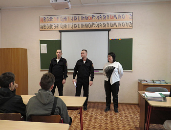 В Базарном Карабулаке в рамках Всероссийской акции «Студенческий десант» полицейские провели урок профориентации