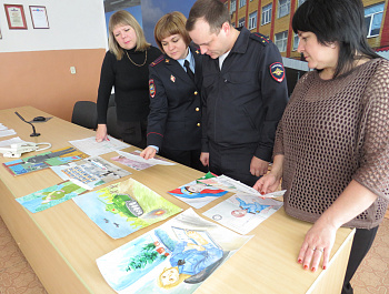 В МО МВД России «Базарно-Карабулакский» прошел конкурс детских рисунков "Мои родители работают в полиции"